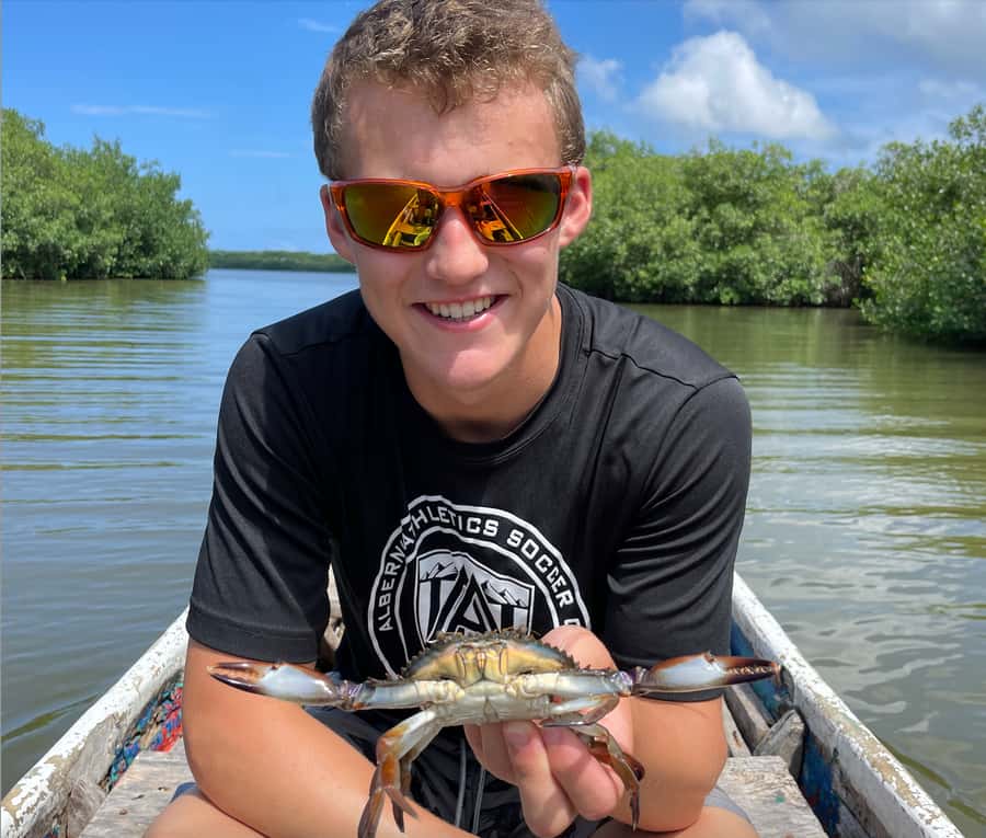 Cartagena Fishing, Crabbing, Birdwatching Experience + Lunch - Setting traps and trying a fishing net