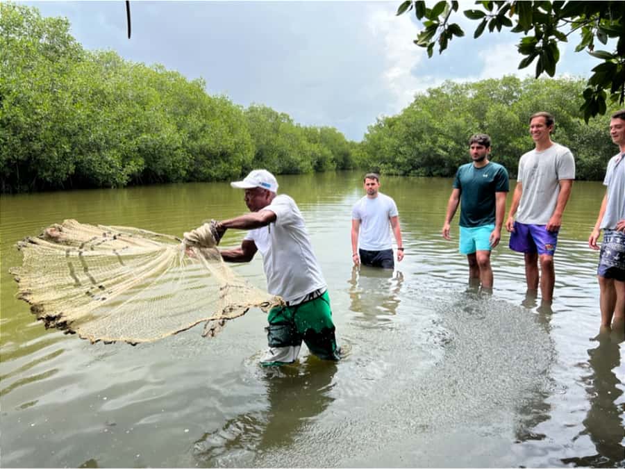 Cartagena Fishing, Crabbing, Birdwatching Experience + Lunch - A full lunch at a beachfront restaurant