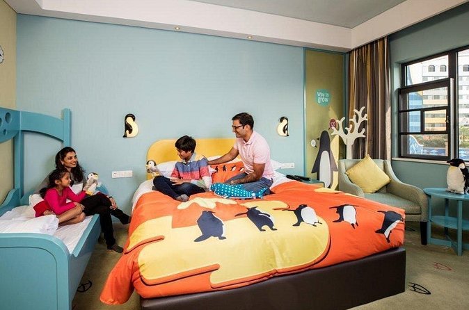 E-Ticket: Zhuhai Chimelong Ocean Kingdom, Circus & Penguin Hotel 1-night Coupon - Penguin Pavilion: two zones and about 90 penguins