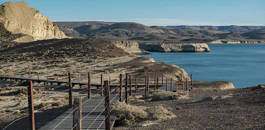 El Calafate: Monte León 4x4 Wolves and Penguins Excursion - Crossing the Santa Cruz steppe by gravel road