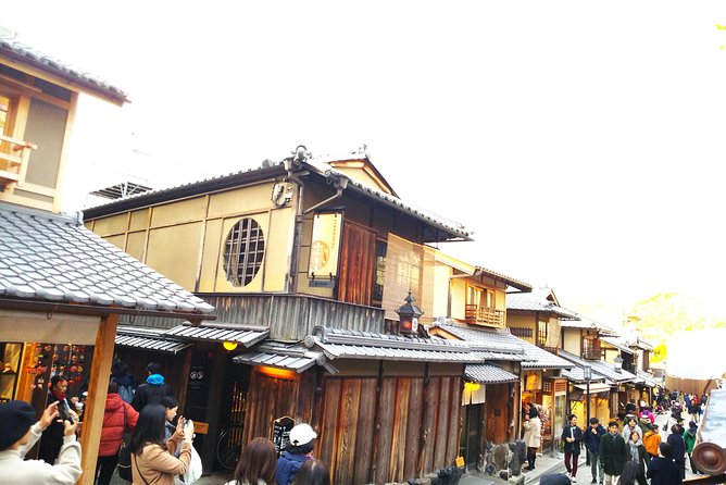 Kyoto Late Bird Walking Tour - Walking through Gion at the right hour