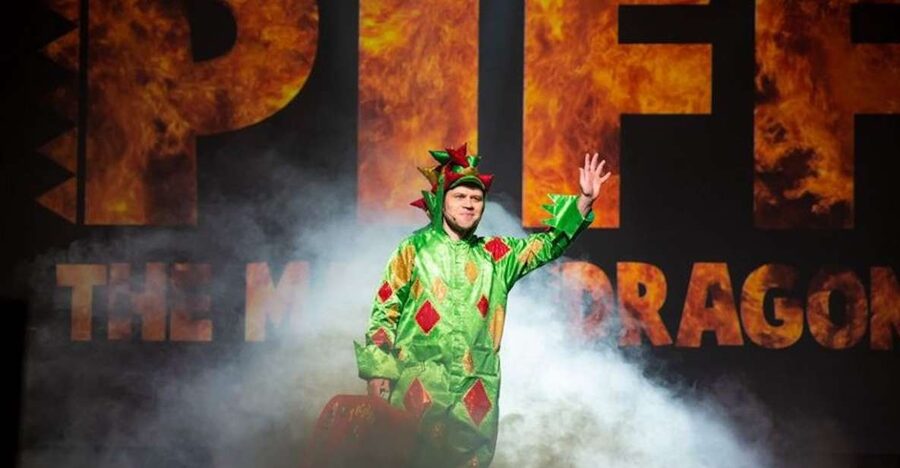 Las Vegas: Piff the Magic Dragon Show at the Flamingo - The Flamingo Showroom setting