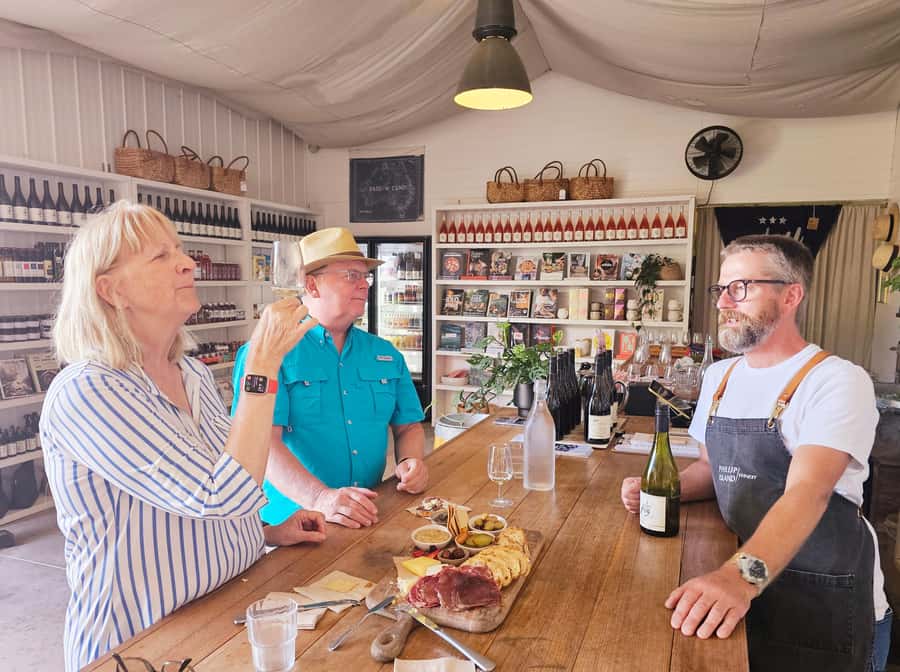 Melbourne: Boutique Phillip Island Wine, Dine & Penguin Tour - San Remo, the island gateway