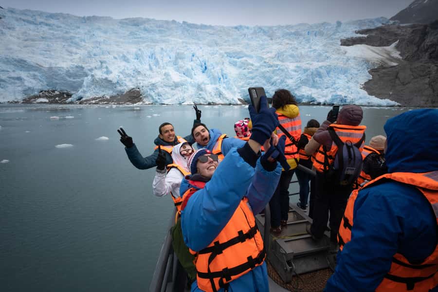 Punta Arenas: Full-Day Whales, Penguins, and Glaciers Tour - The 4 a.m. start and the road to the Strait