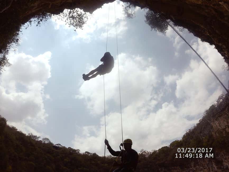 Tuxtla Gutiérrez: Sinkhole of Parrots Full-Day Rappel - Guide support and group size